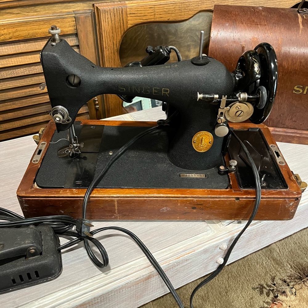 1949 Singer Sewing machine with Bentwood locking case